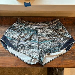 EUC Lululemon Hotty Hot Short 2.5" in Digital Oasis Grey Multi/True Navy, size 8